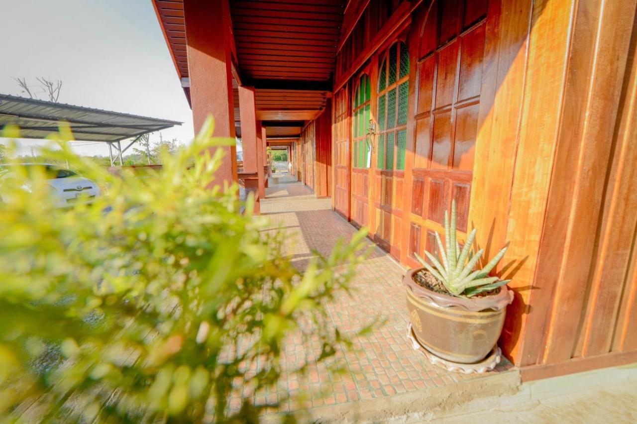 Mrk Resort & Massage Lopburi Exterior photo
