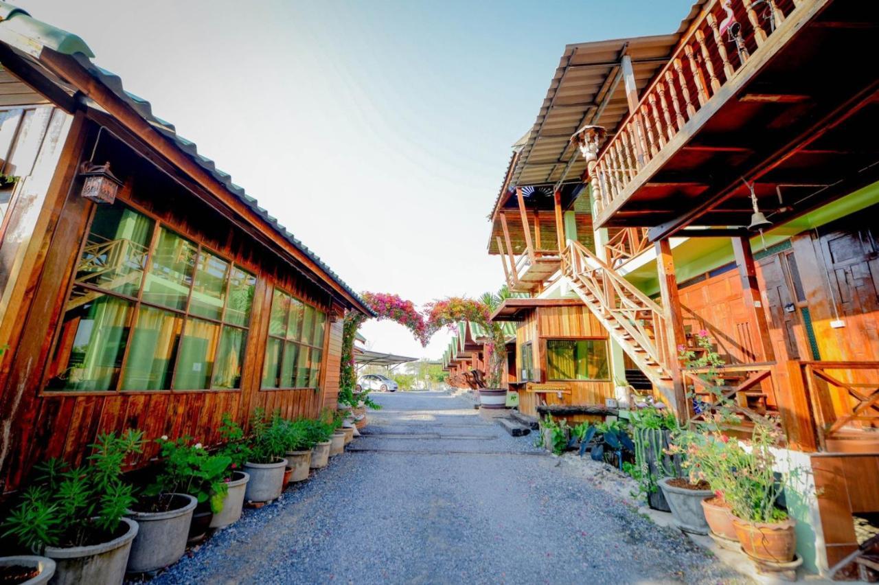 Mrk Resort & Massage Lopburi Exterior photo